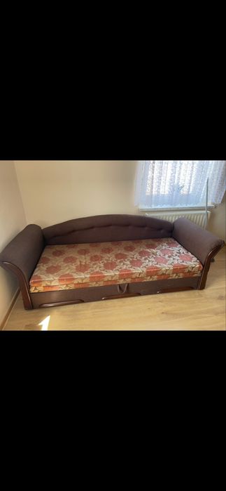 Wygodna rozkładana sofa z funkcją spania, posiada pojemniki na pościel