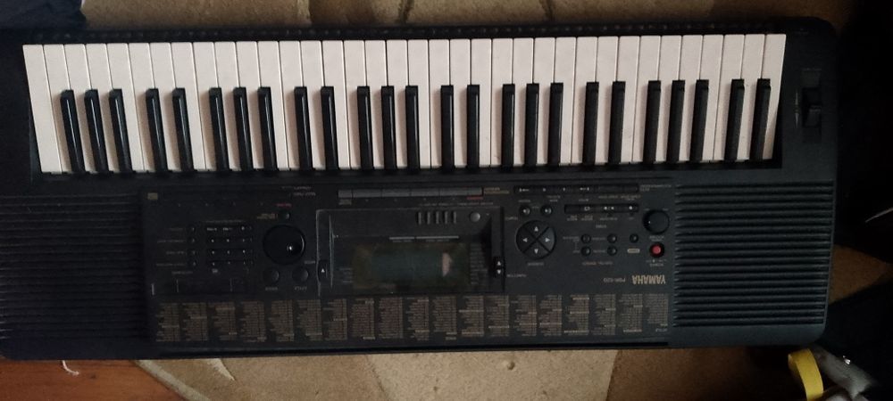 ямаха синтезатор привезений з німеччини в дуже  збережений  все робить
