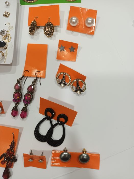 3€ a unidade brincos novos ,entrego em rio tinto ou envio ctt