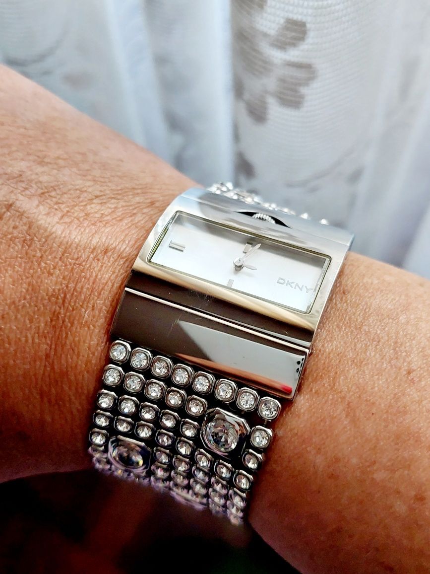 Relógio DKNY com cristais Swarovski