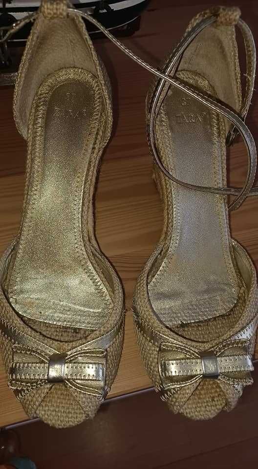 Sandalias douradas de cunha da Zara