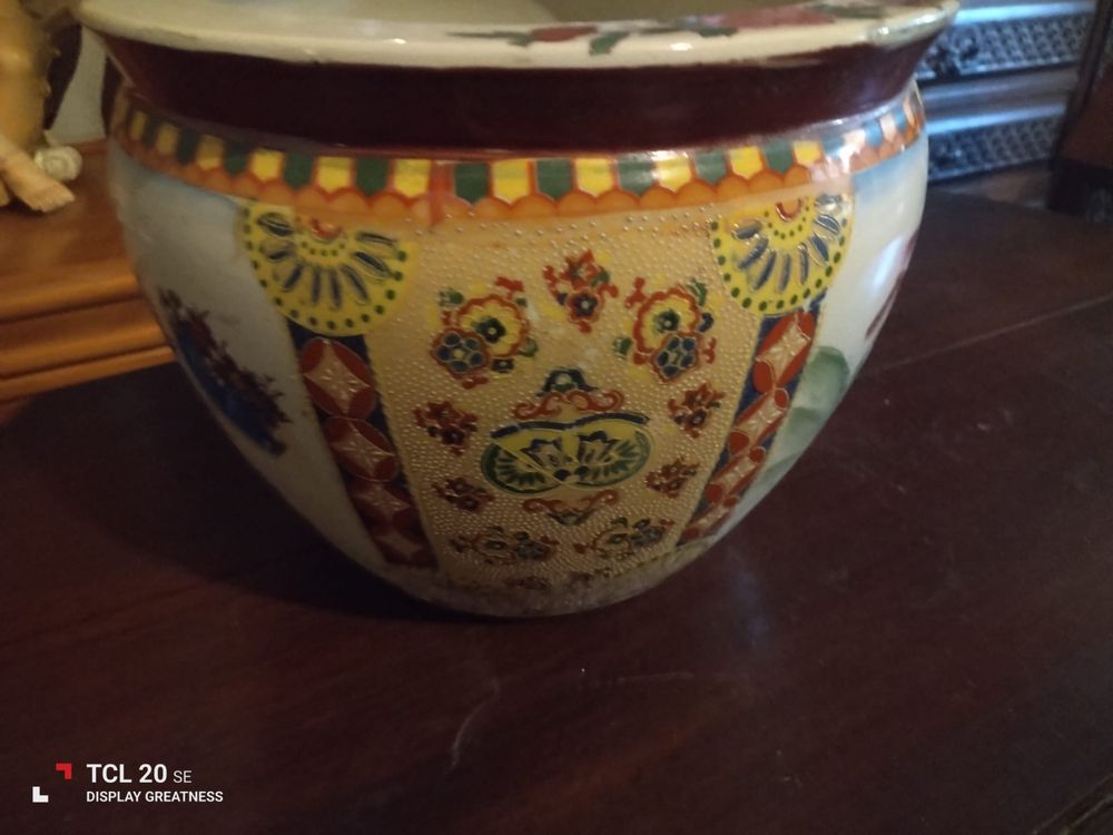 Vaso oriental com gravuras de peixes no interior