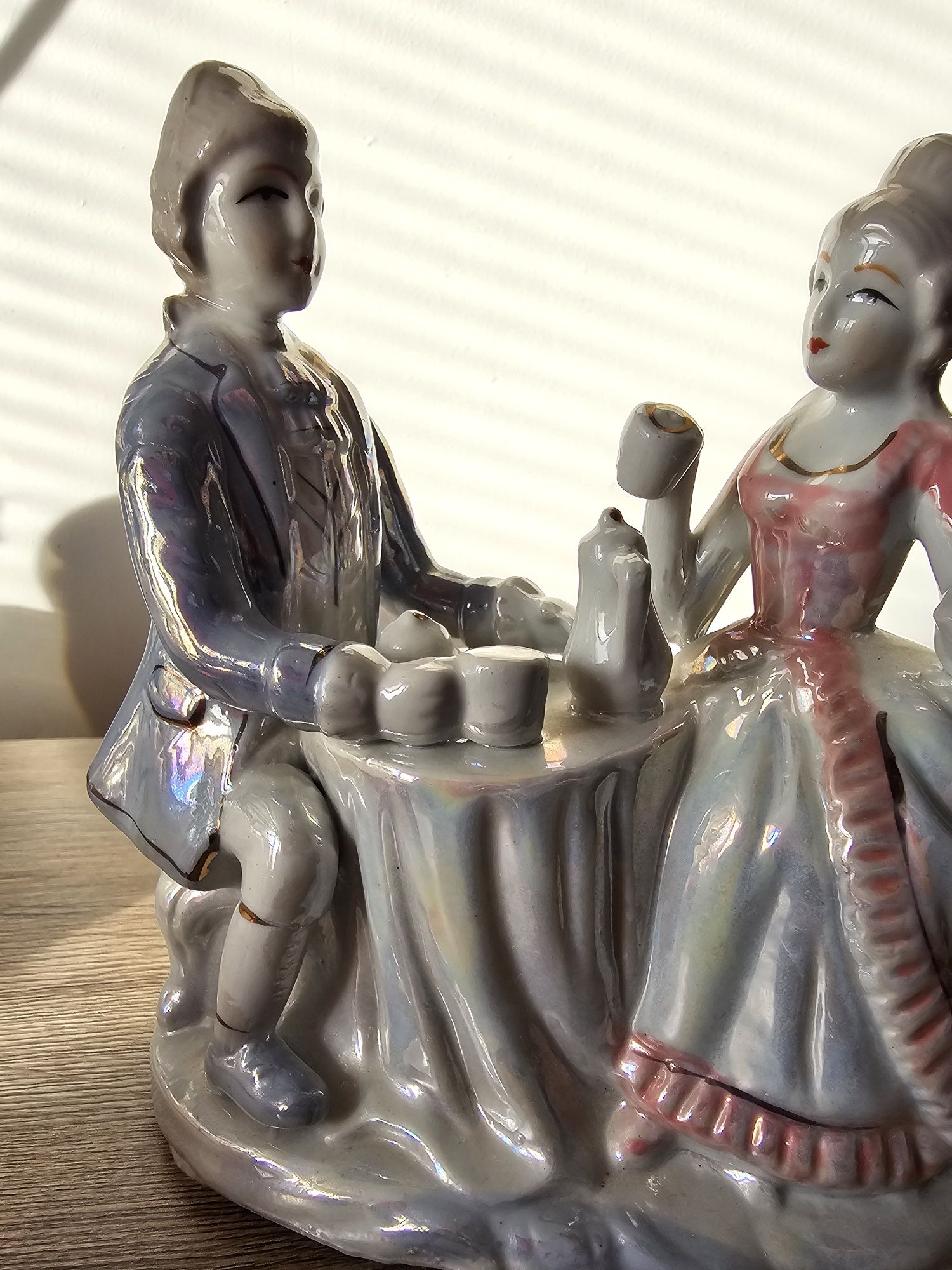 Porcelanowa figurka pary przy stole