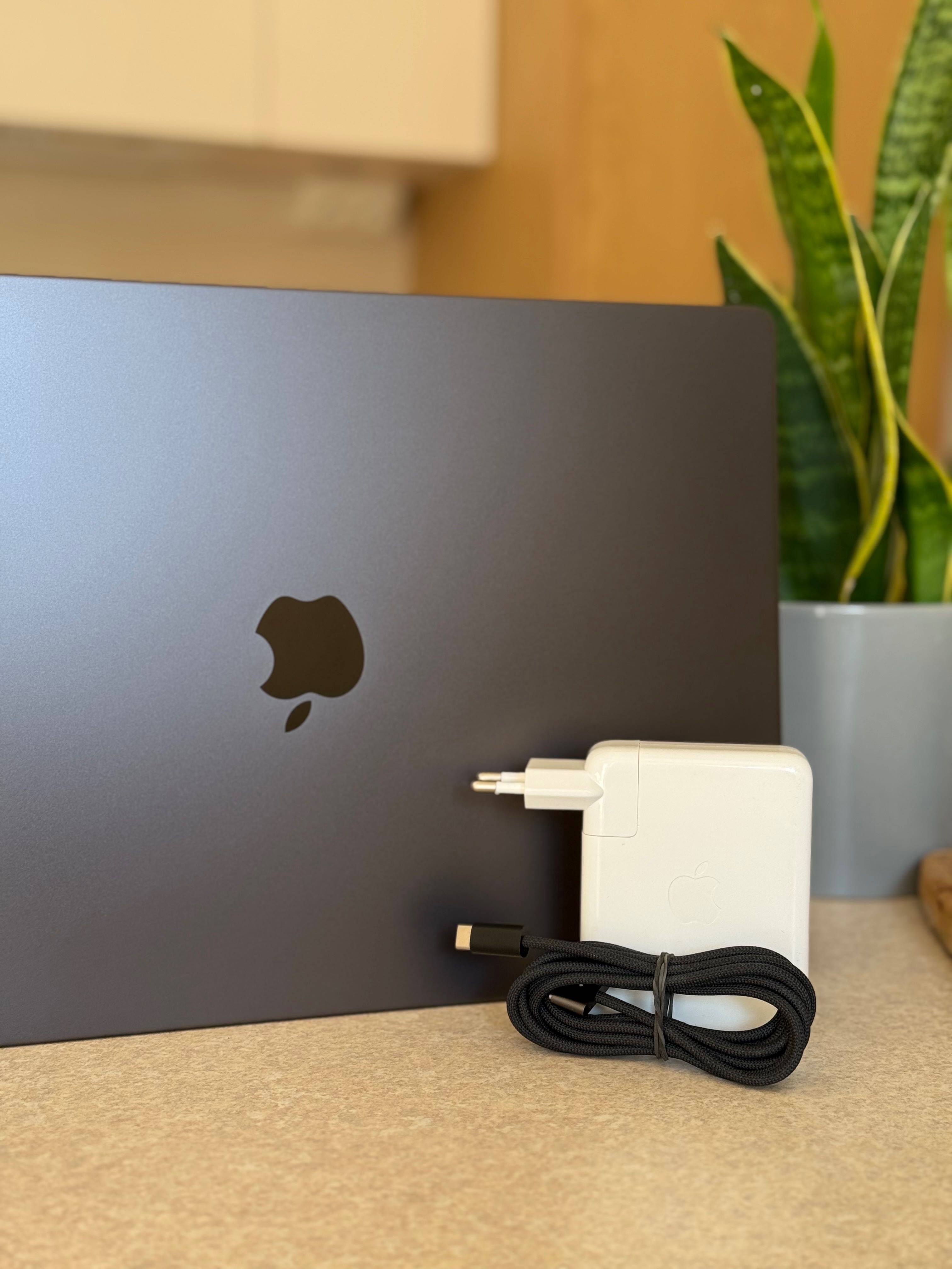 MacBook Pro 16” M4 Max | 36GB RAM | 1TB SSD