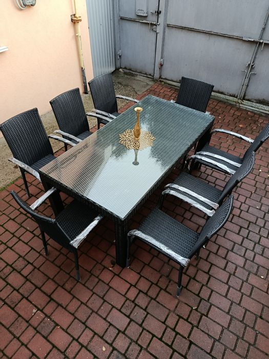 Садовий комплект на 8 персон з штучного ротангу.