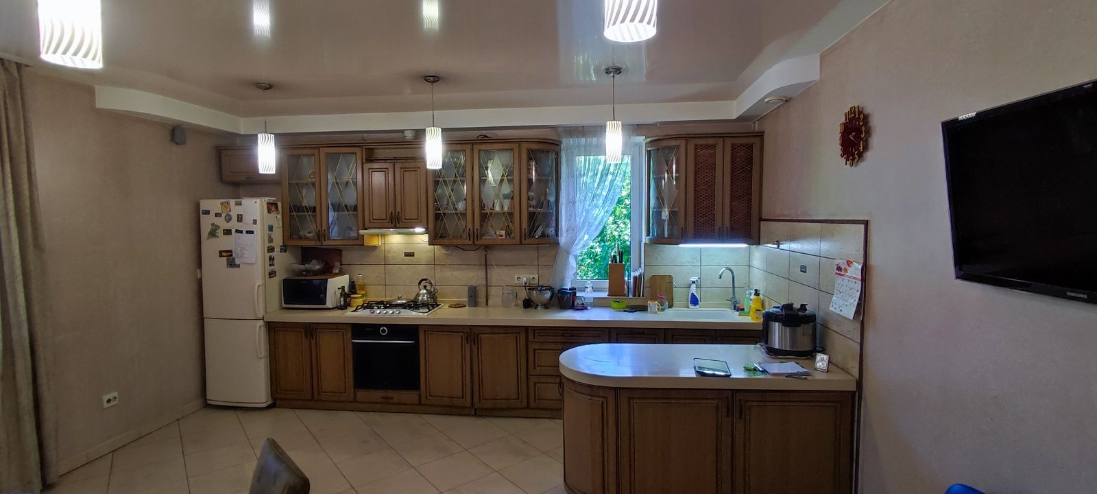 Здається вперше двоповерховий будинок в р-ні вул.Сторожинецької