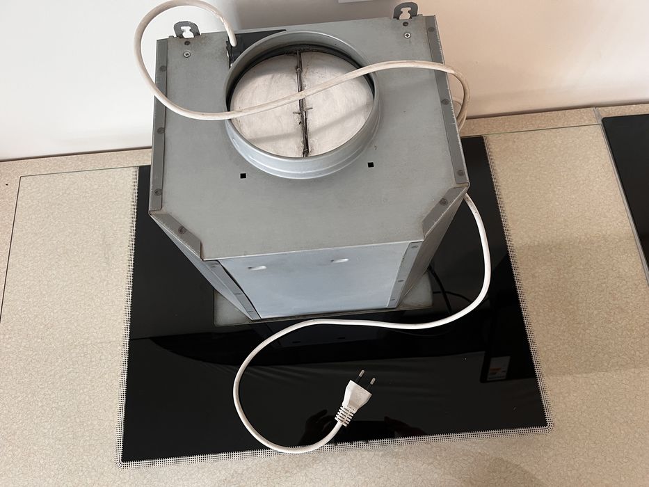 Витяжка кухонна 90*52 см зі склом в гарному стані