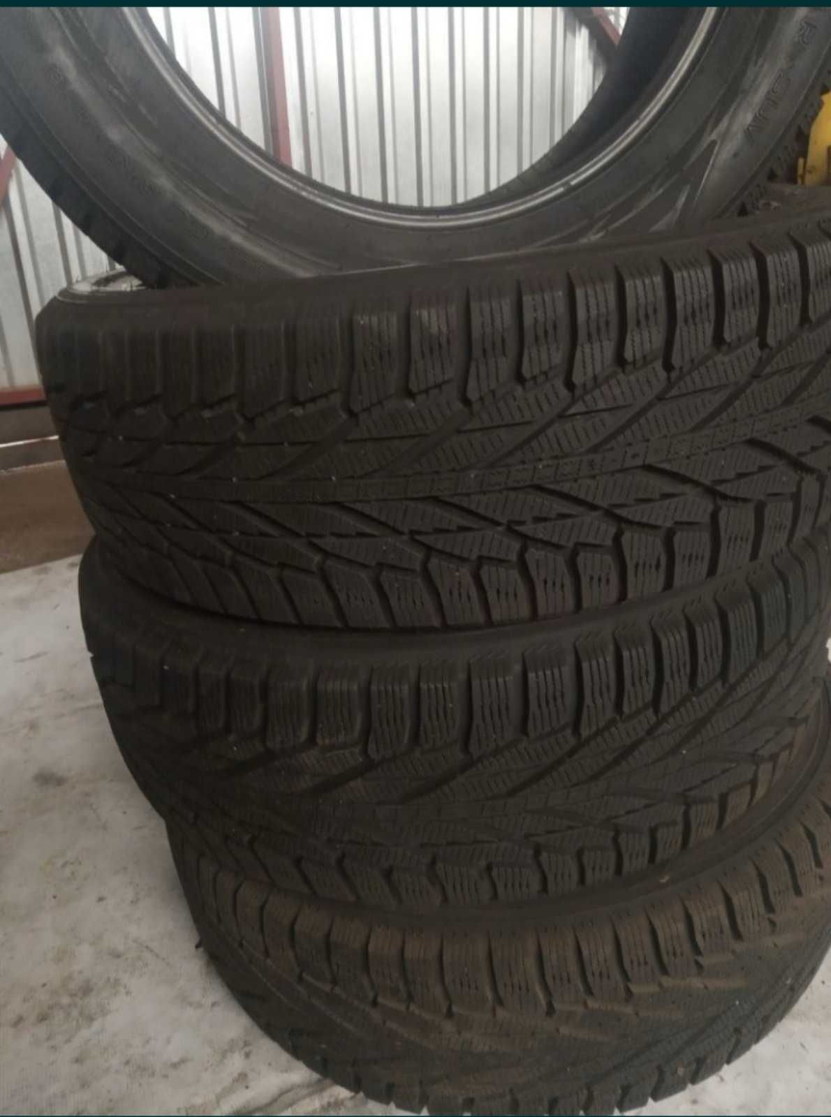 Зимова гума Nokian Hakkapeliitta 235/60R18, протектор майже новий 95%