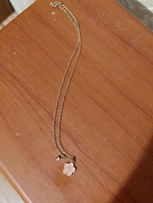 Продам цепочку с кулончиком в виде цветочка,, бижутерия, длина 25 см