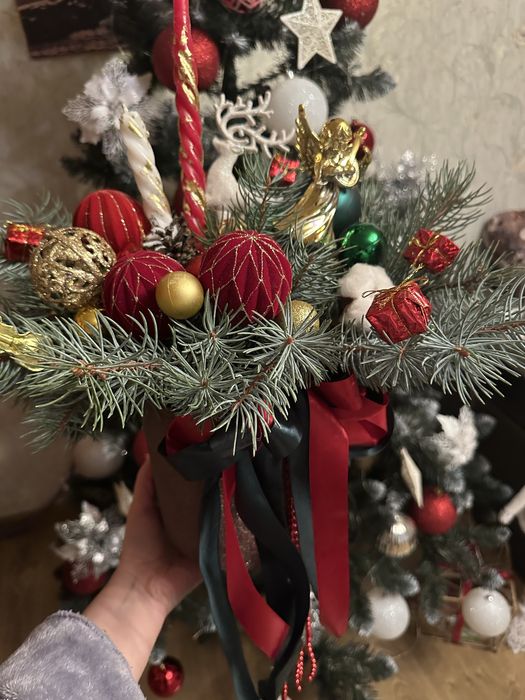 Новорічна святкова композиція зі свічками. Різдвяний декор