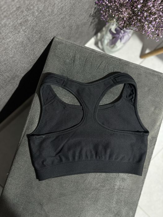 Чорний жіночий топ Nike спортивний бюстгальтер