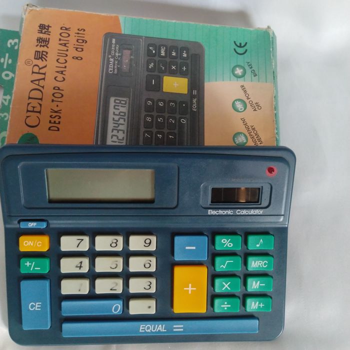 Настольный калькулятор с 8-ми разрядным экраном