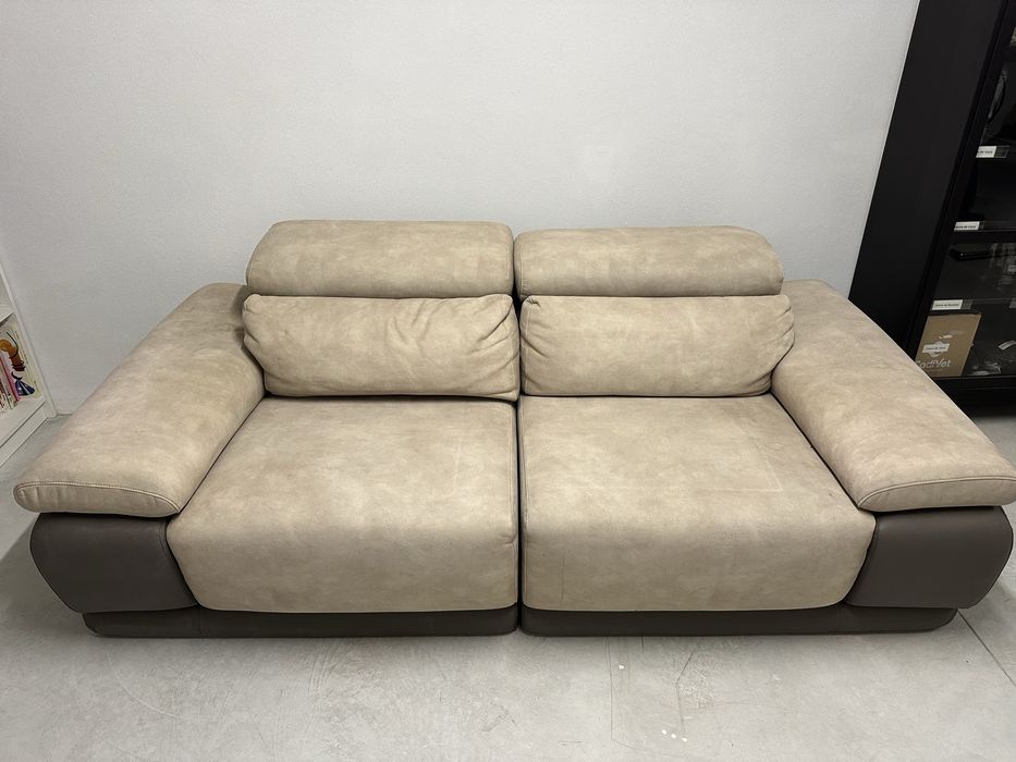 Sofa de 3 lugares em pele e camurça.