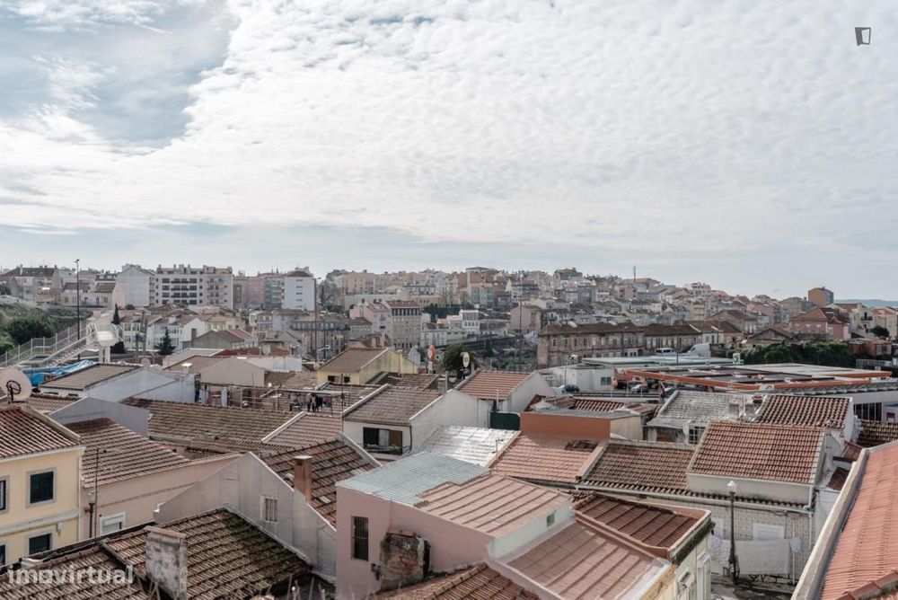 Quarto - localizado em Campolide Lisbon