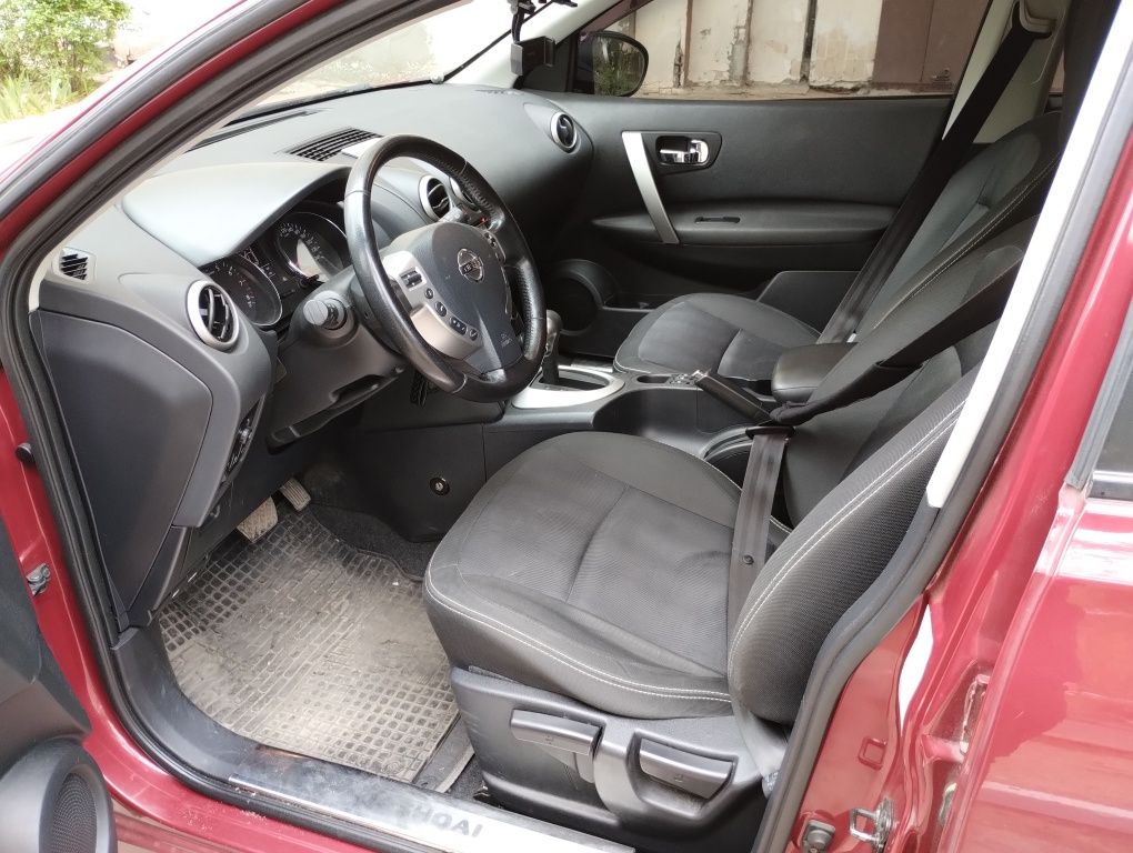 Продам Nissan Qashqai 1.6 CVT 2013 года