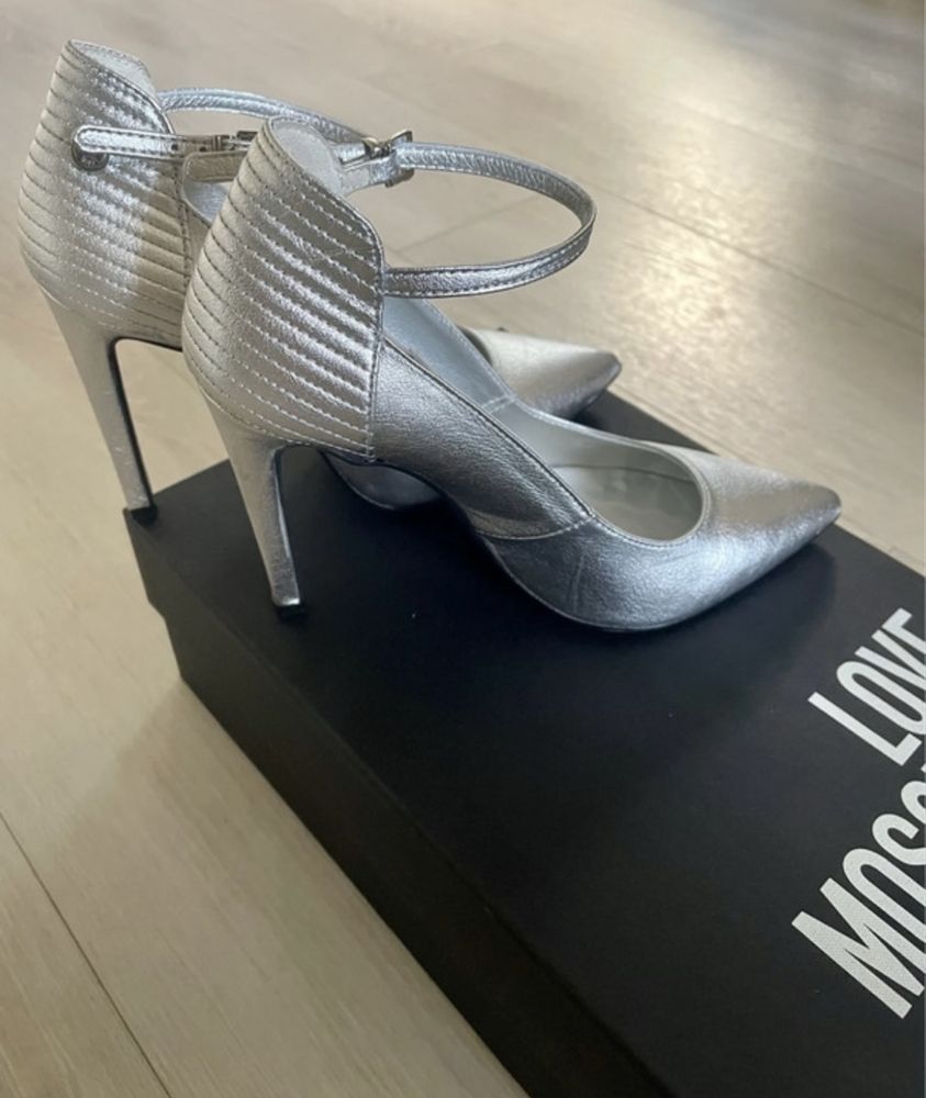 Szpilki love Moschino
