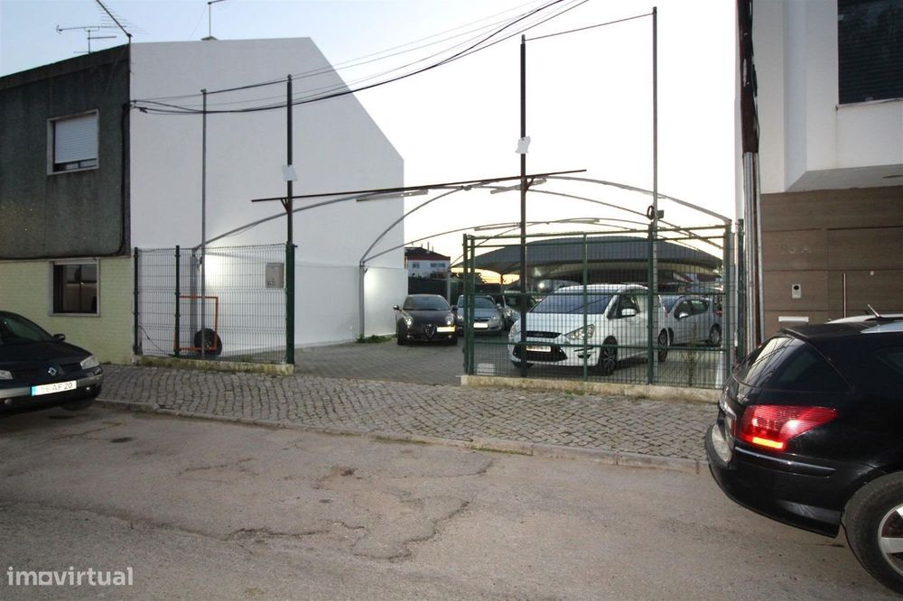 FOROS AMORA - Terreno 925m2 para 2 moradias bifamiliares (4 frações)!