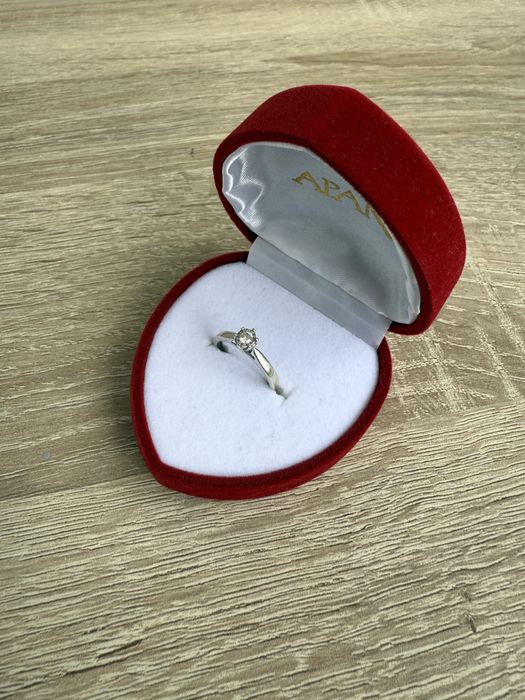 Pierścionek zaręczynowy białe złoto, brylant apart