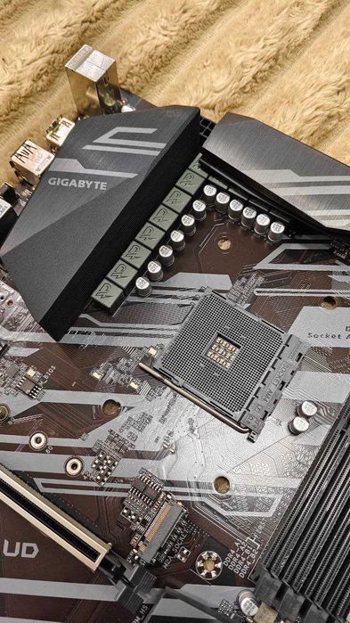 Топова материнська плата - Gigabyte X570 UD