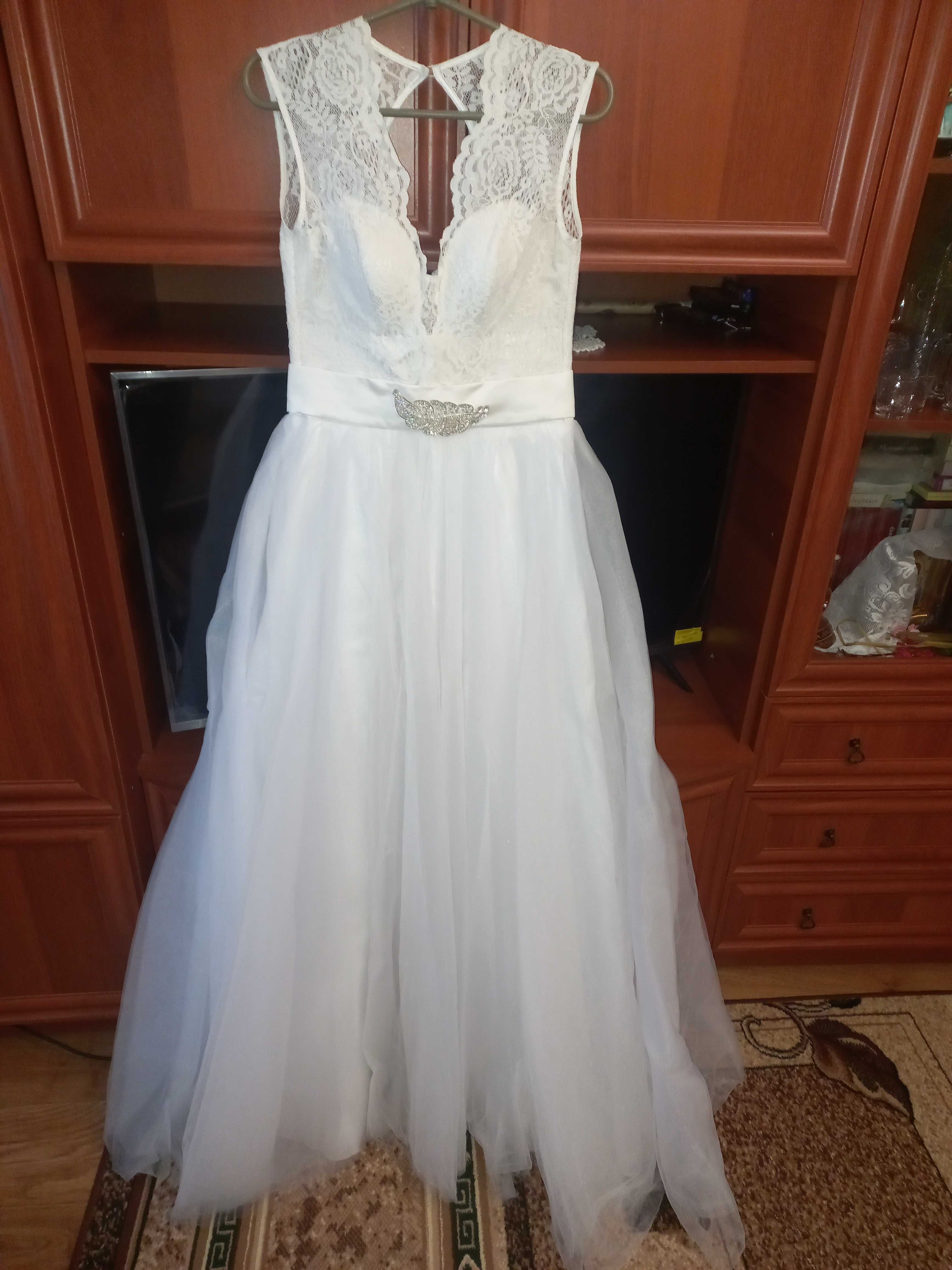 Дуже гарна пишна весільна сукня, 44-46розмір Вигідна ціна