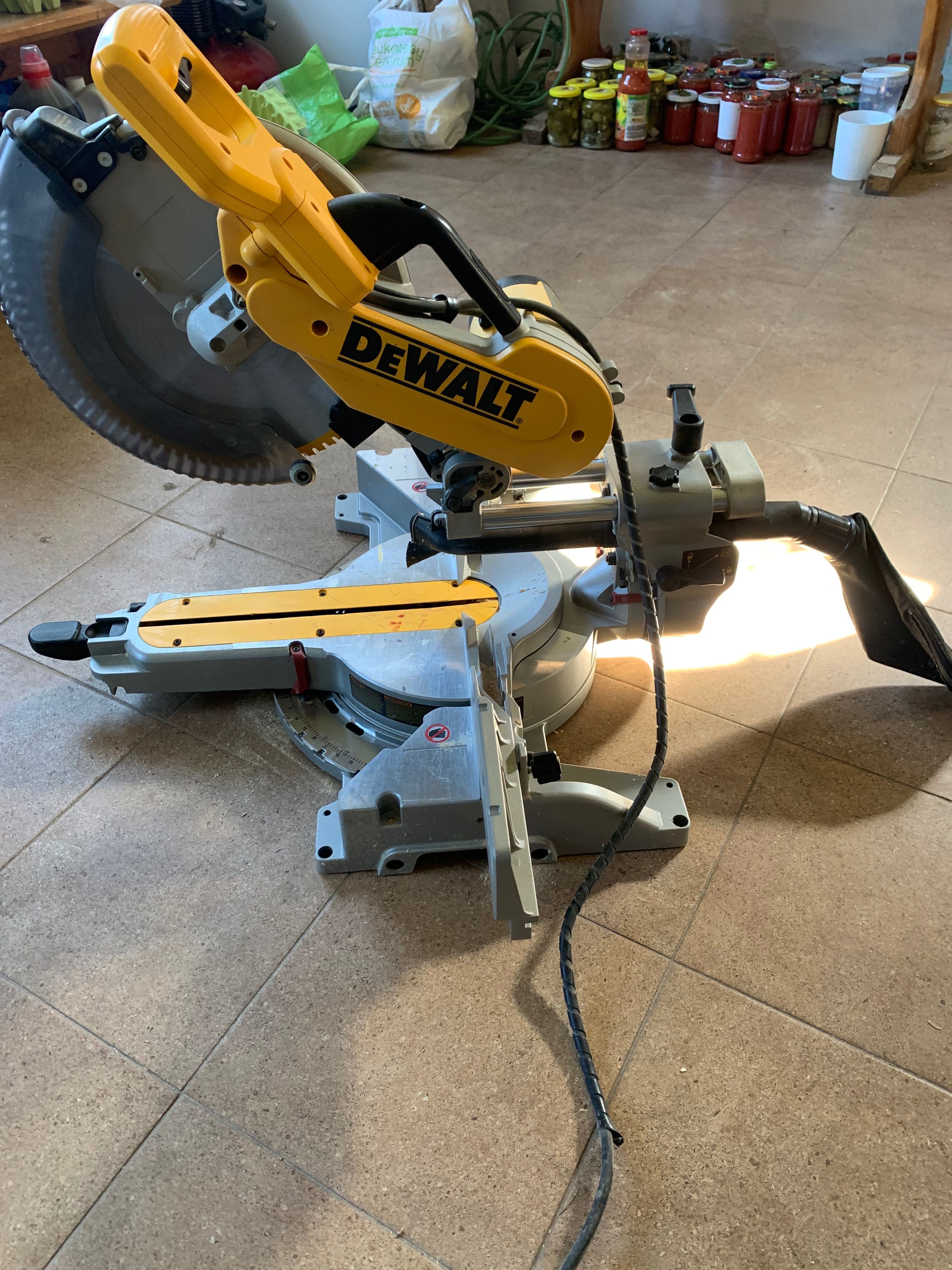 Piła dewalt DW718