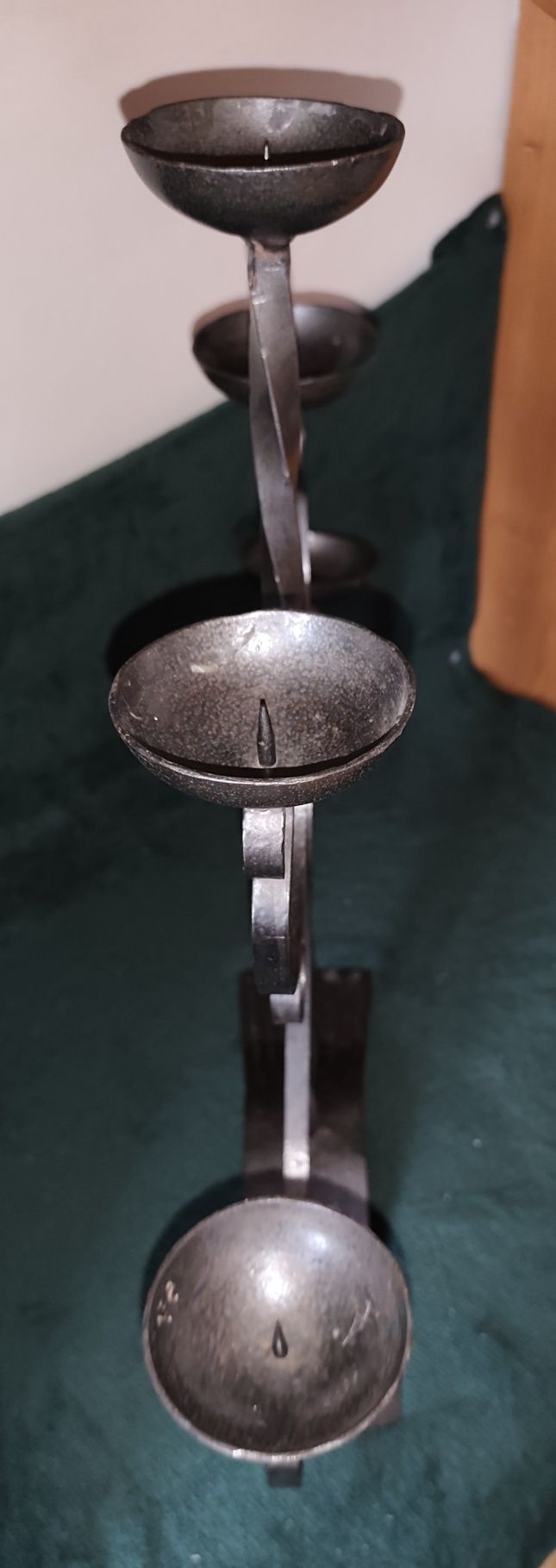 Metalowy świecznik 5‑ramienny – kuty żelazny kandelabr, styl vintage