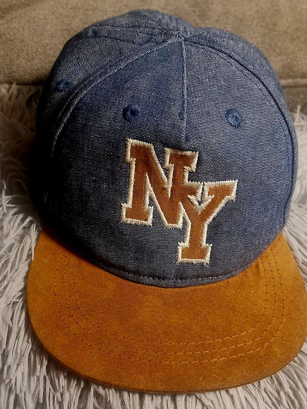 Bawełniana czapka chłopięca z daszkiem i aplikacją NY, H&M