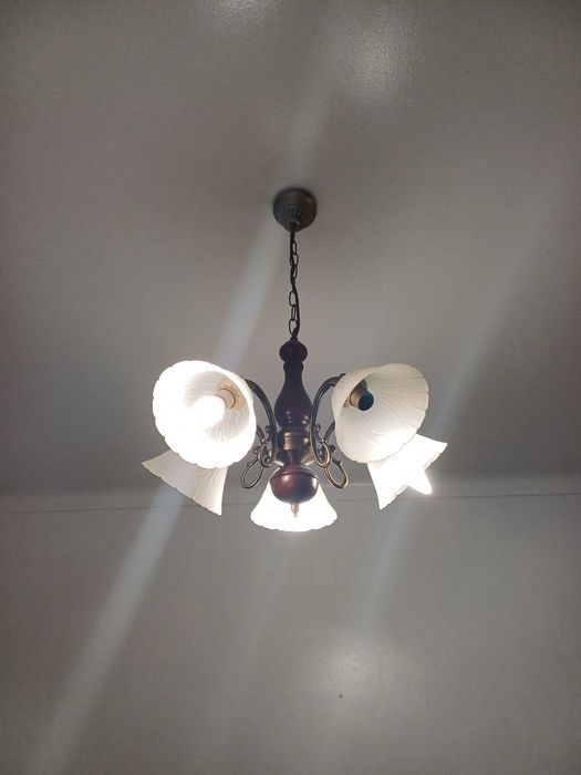 Candeeiro de teto clássico, com madeira e tulipas de vidro