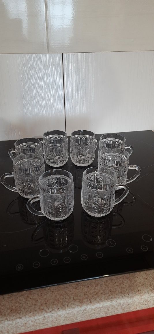 Різний посуд: набори чашок, набір склянок.