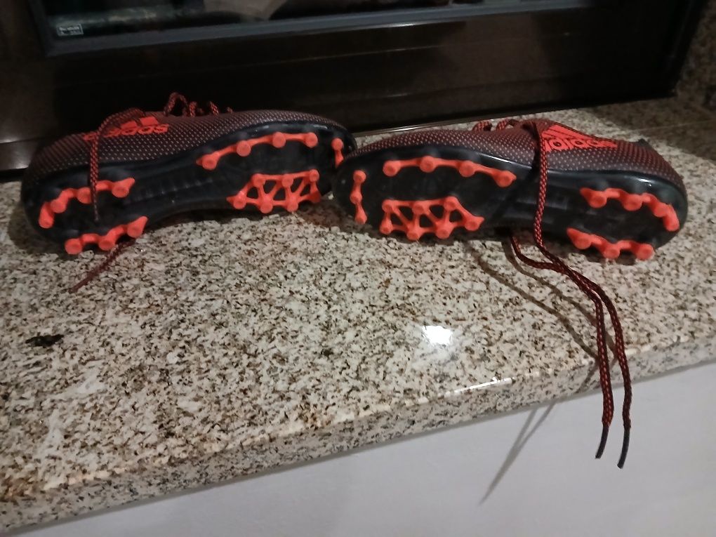 2 pares de chuteiras uma adidas outra  puma