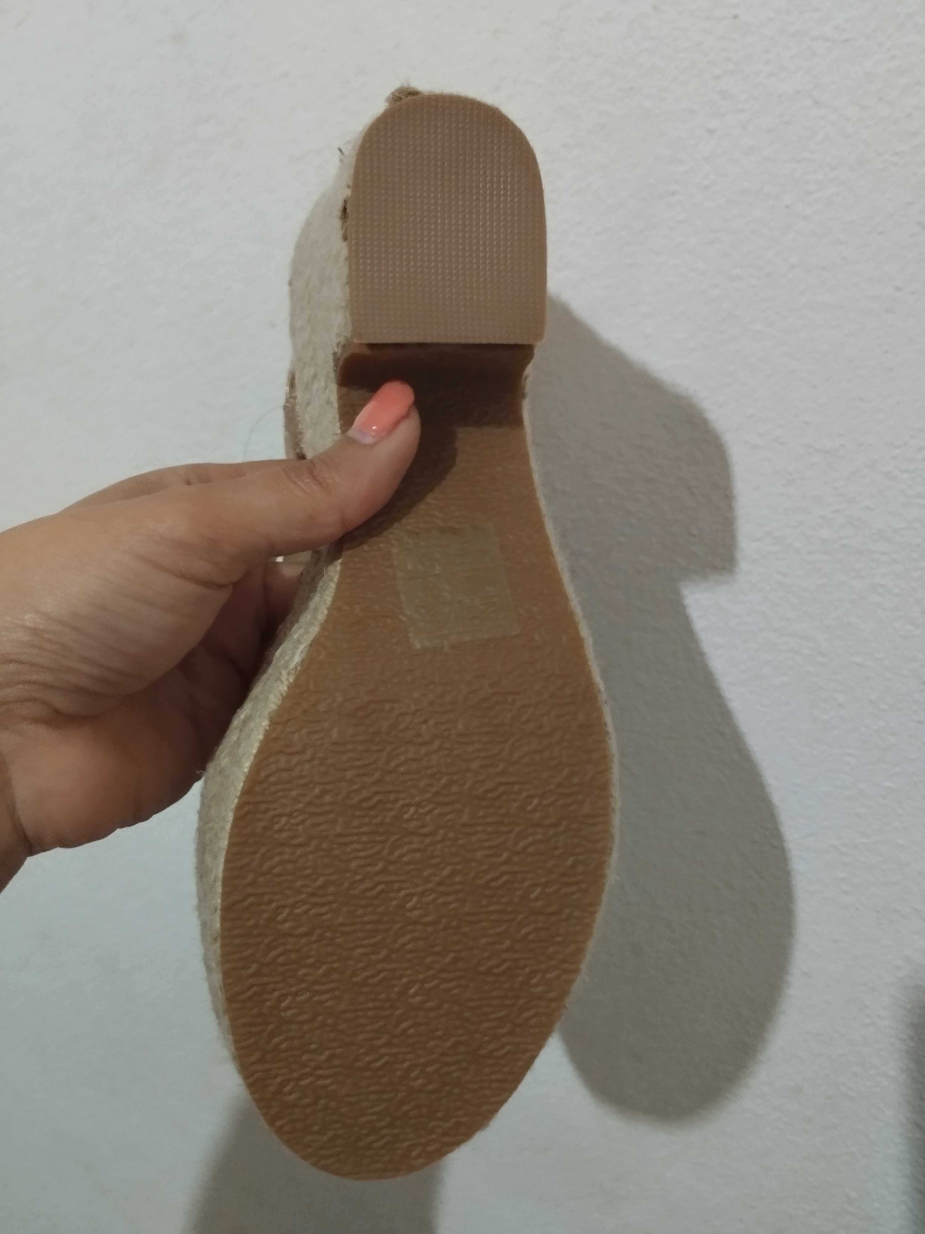 Sandálias com tacão douradas novas