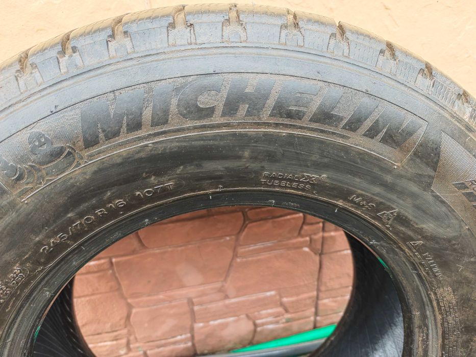 Комплект зимової гуми 245/70