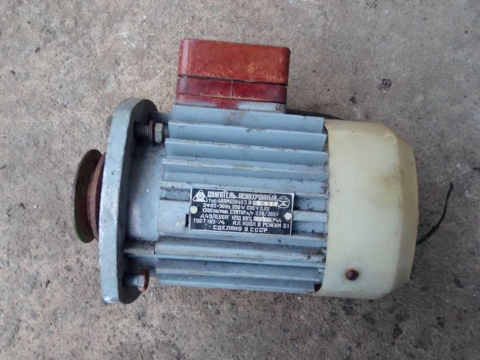 Електродвигатель с фланцем 1380 об 250 ват 220-380
