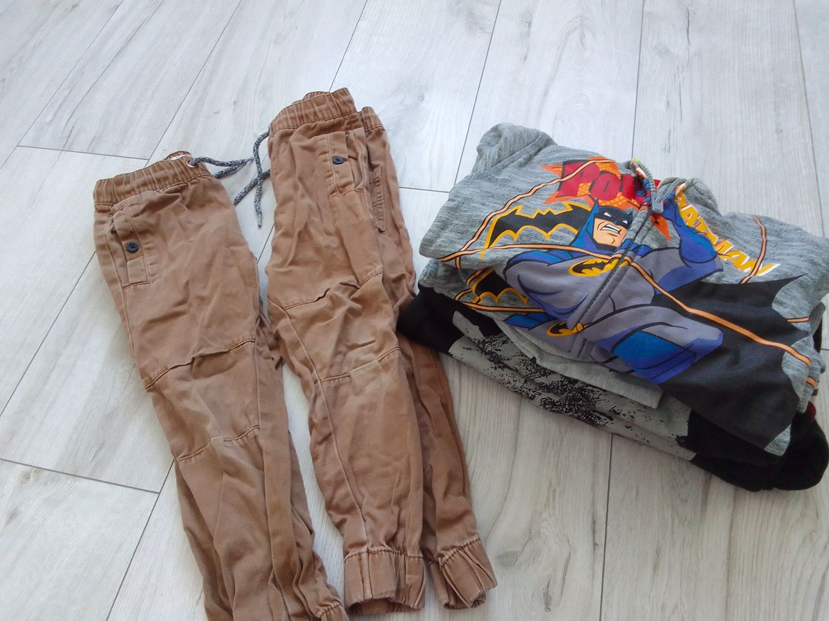 Bluzy x 4, czapki HM plus spodnie dla bliźniaków