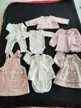 Várias roupas de bebê