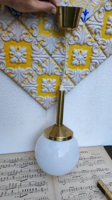 Candeeiro Globo em Vidro Opalino Antigo