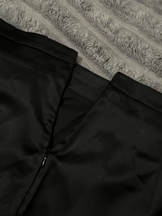 Чорна атласна спідниця