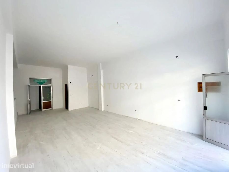 Loja Moderna em Pombal com Acessibilidade e Terraço