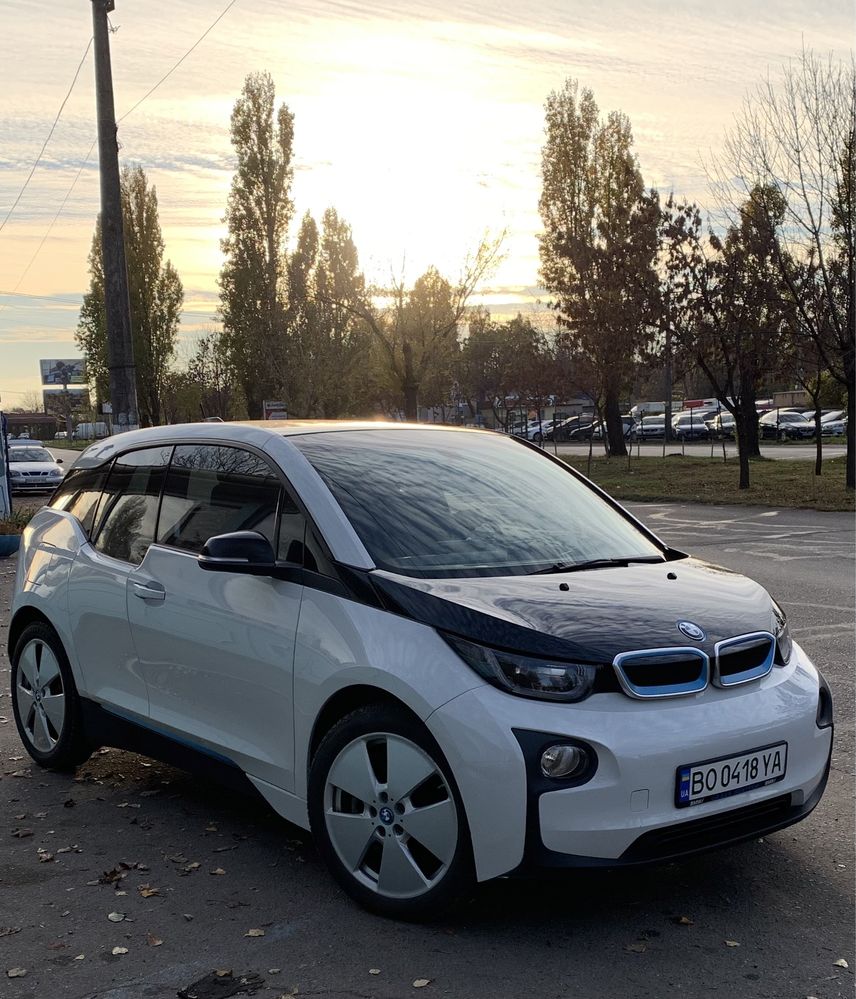 bmw i3 белая 2015 года Европа. электромобиль. музыка Harman