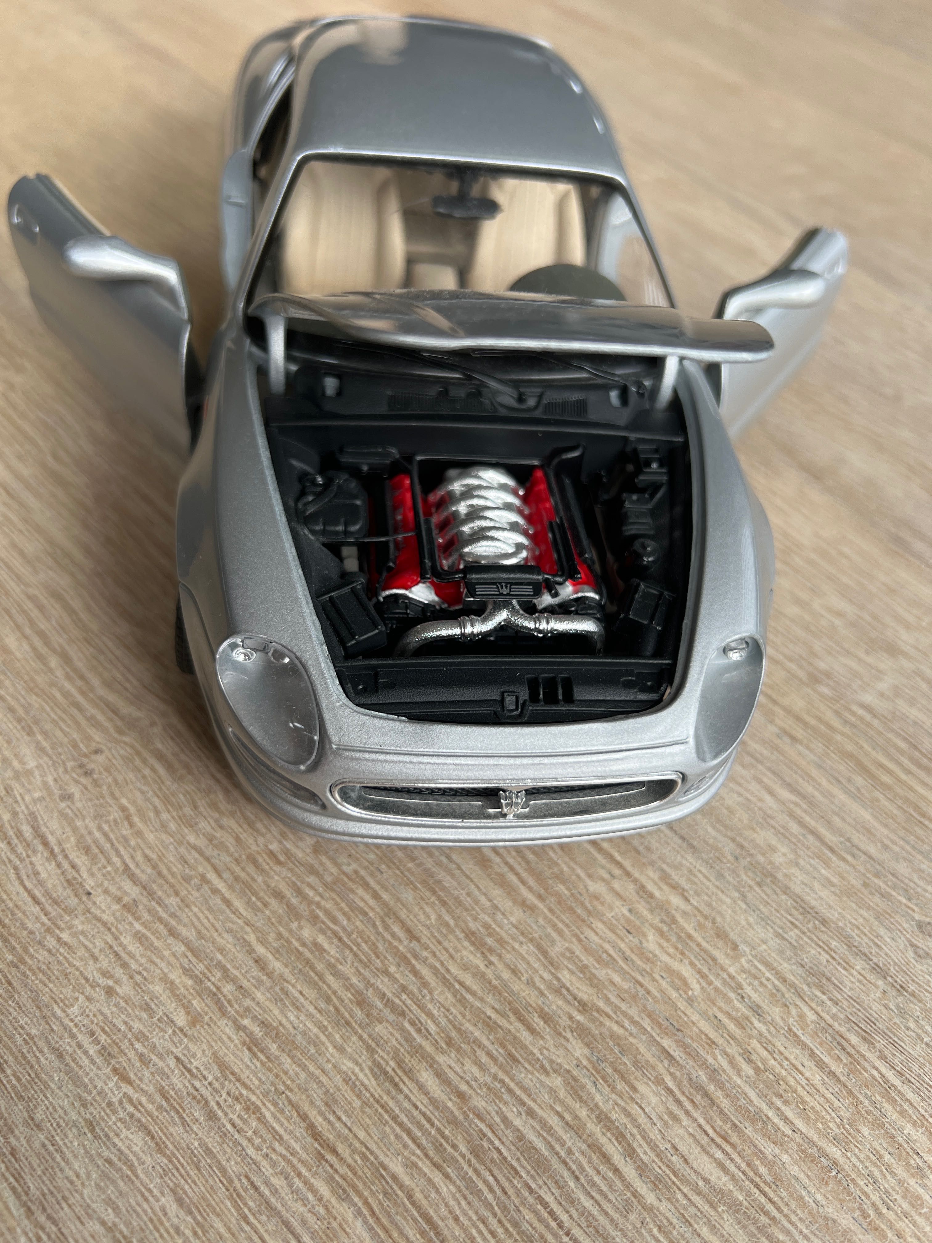 Model Maserati 3200GT skala 1/18