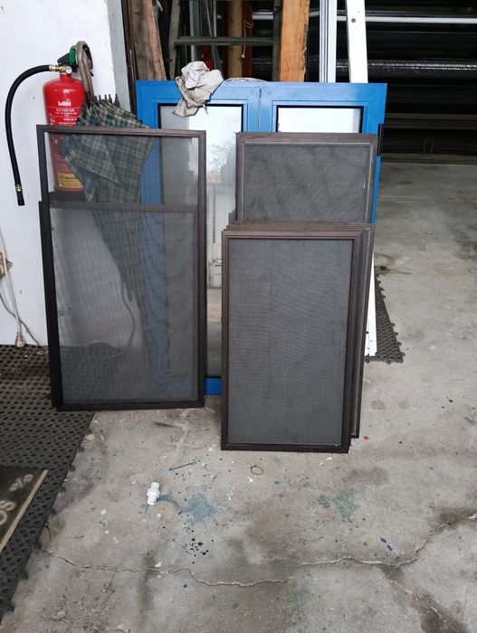 Caixilhos com rede mosqueteira