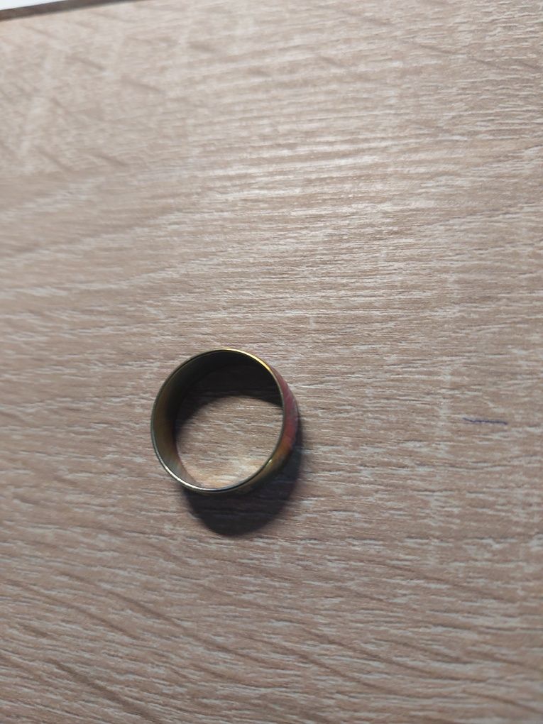 Kolorowy pierścionek z wzorkiem łapek