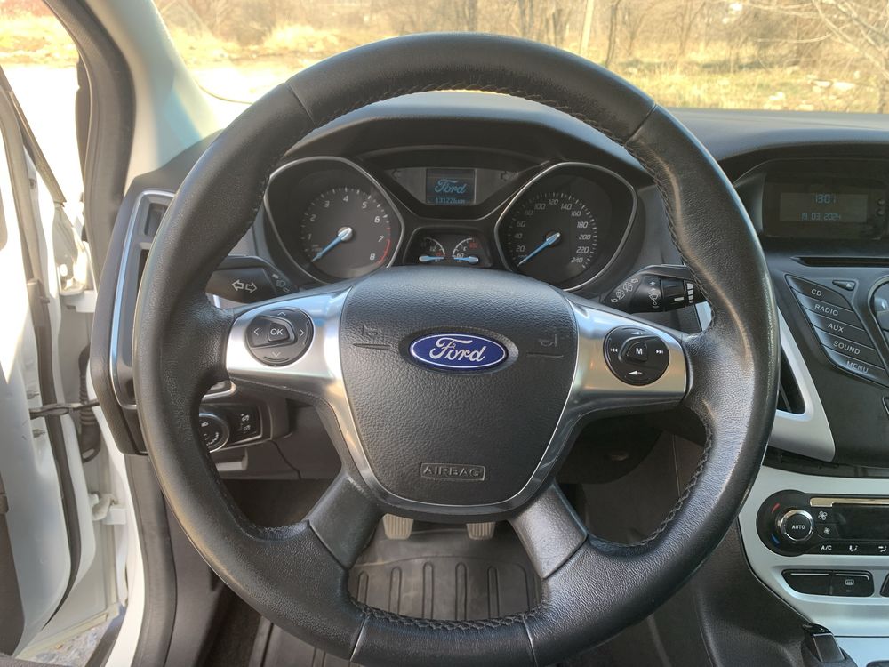 Ford Focus 2013 року в гарній комплектації.