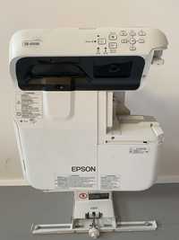Projektor Epson wraz z uchwytem
