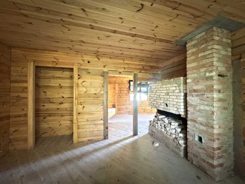 Будинок у сосновому лісі