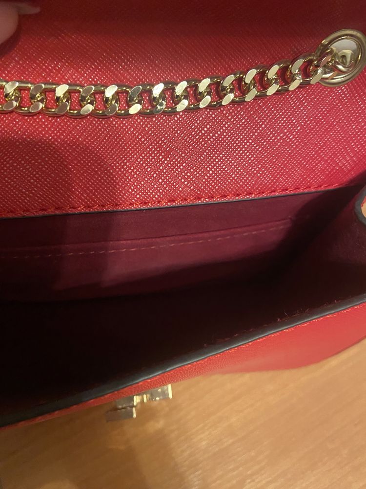 Mała czerwona torebka ze złotym łańcuszkiem
