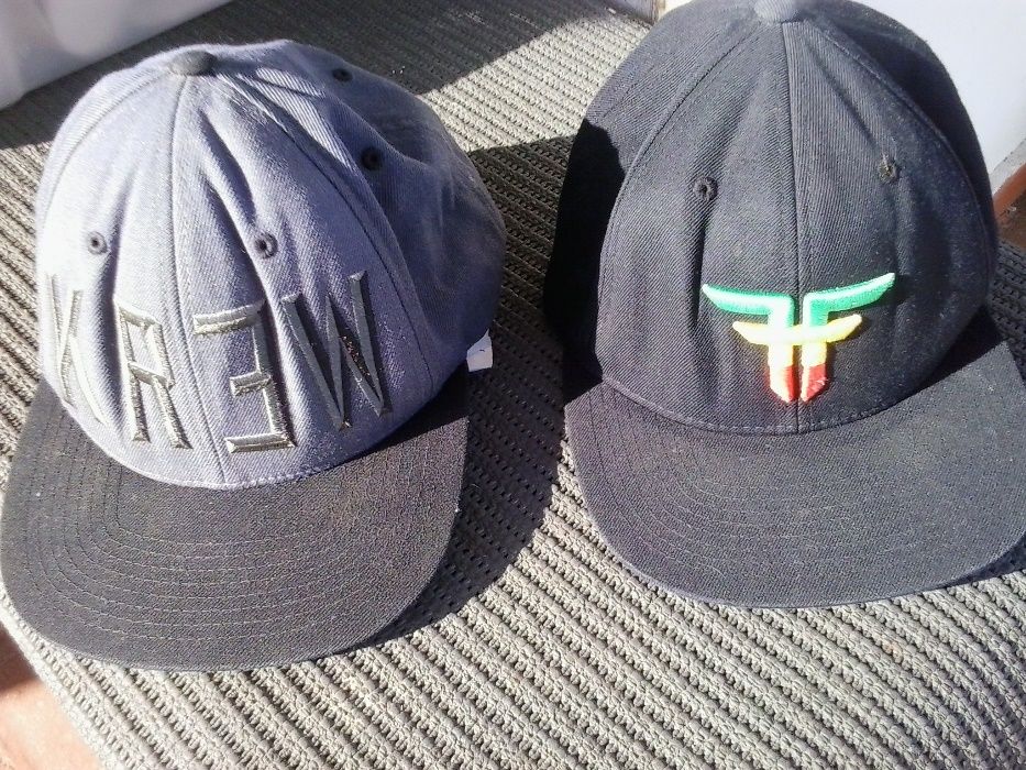 Bonés mochilas blusões ténis
