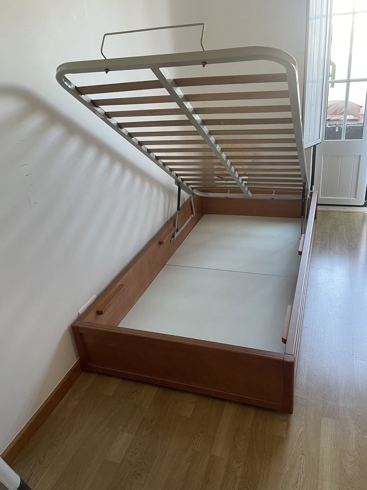 Cama com arrumação e mesa de cabeceira