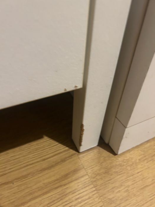 2 comodas Ikea com marcas - mas completamente funcionais