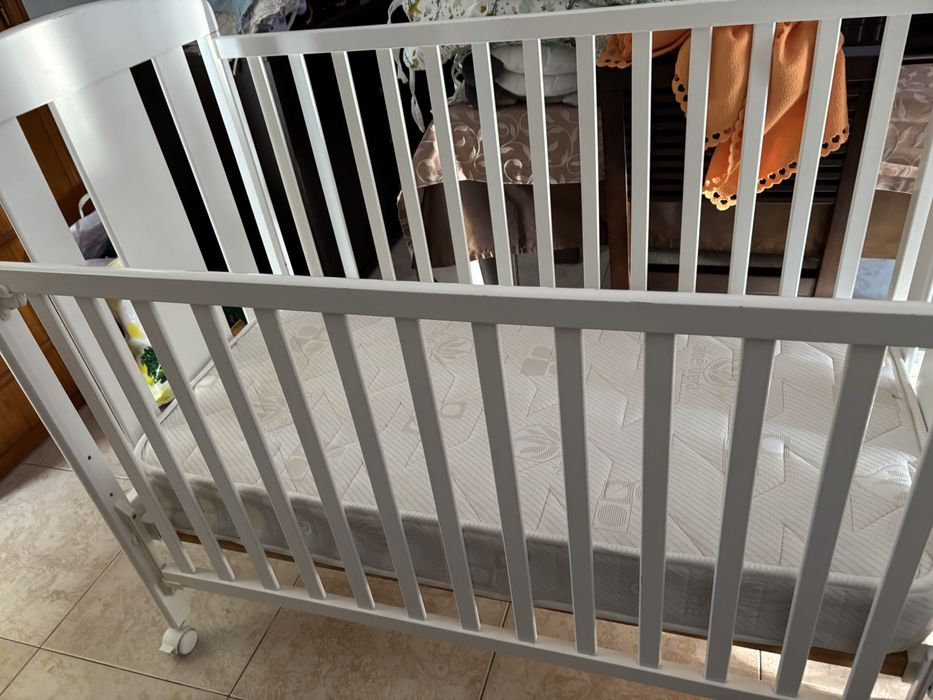 Cama de grades madeira branca com colchão e rodas